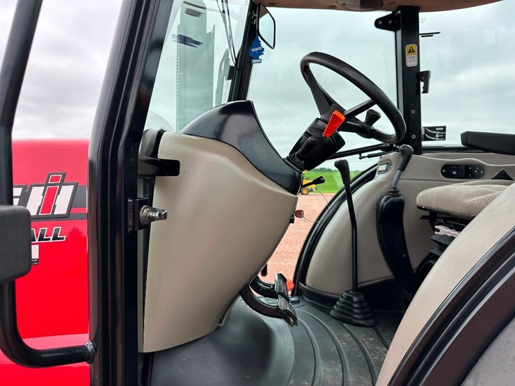 2015-case-ih-farmall-125a-image-40