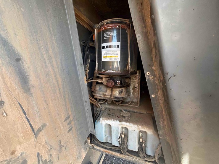 2017-liebherr-l586-image-19