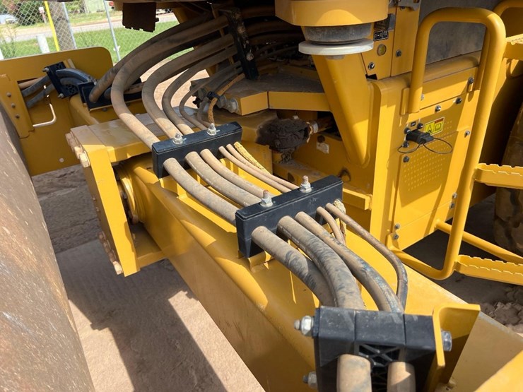 2022-caterpillar-cs54b-image-11