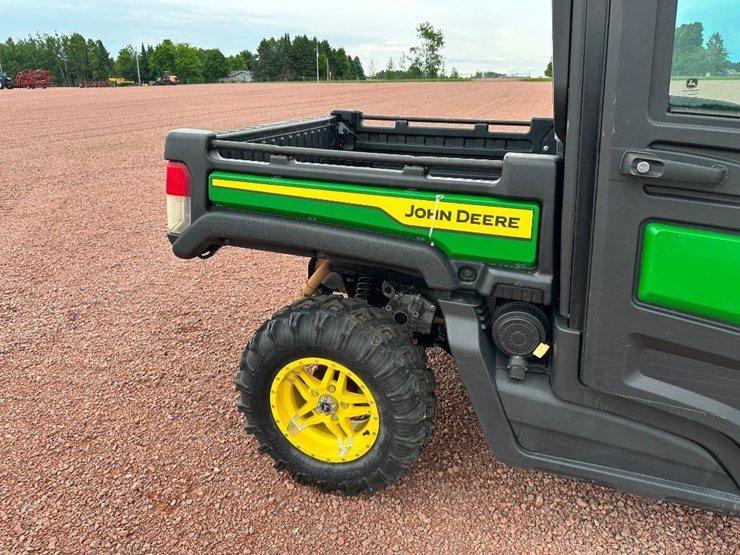 2022-john-deere-gator-image-11