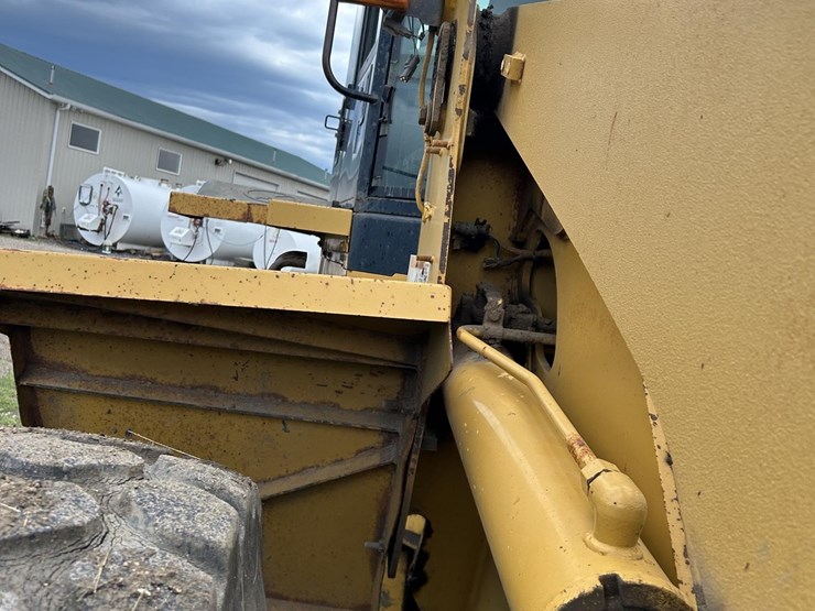 caterpillar-938g-image-22