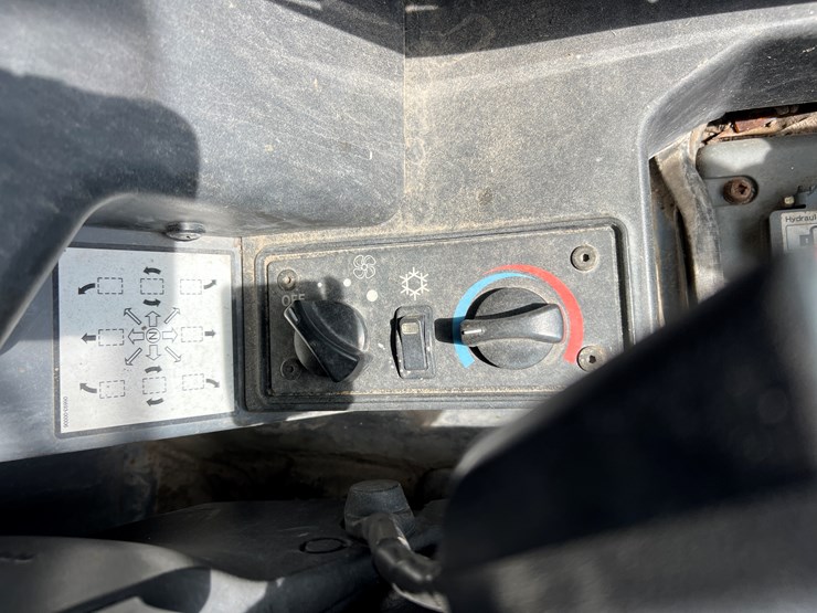 2019-takeuchi-tl8-image-10