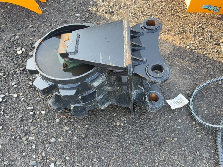#2012-•-12"-excavator-compactor-image-2