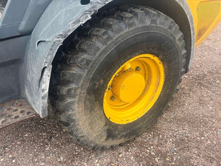 deere-204l-image-27