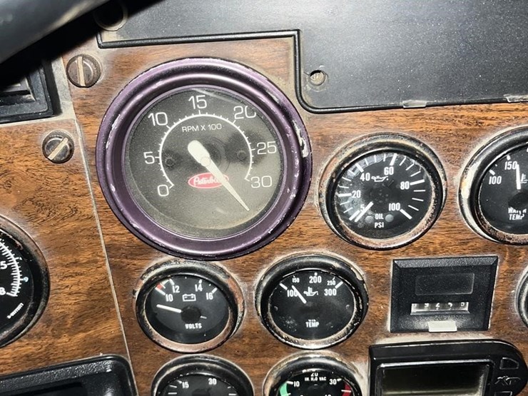 1995-peterbilt-379-image-12