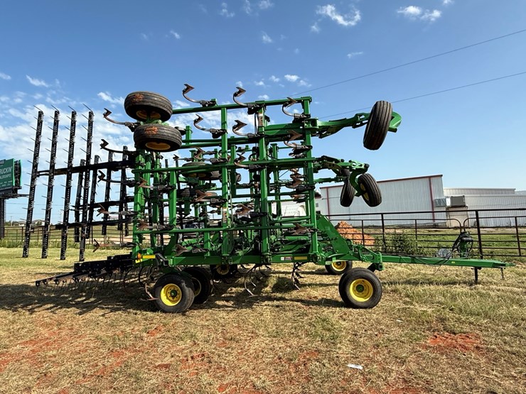 2013-john-deere-2210-image-2