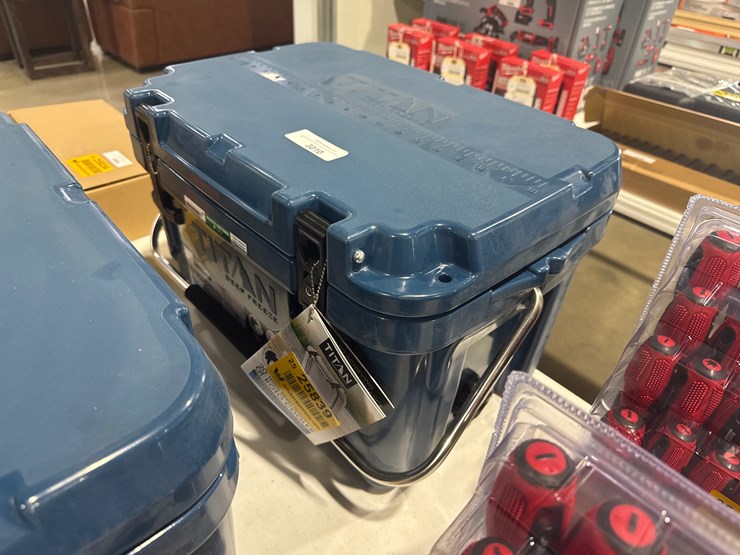 #3010-•-unused-titan-20-quart-premium-ice-chest-inv#:-25839-image-3