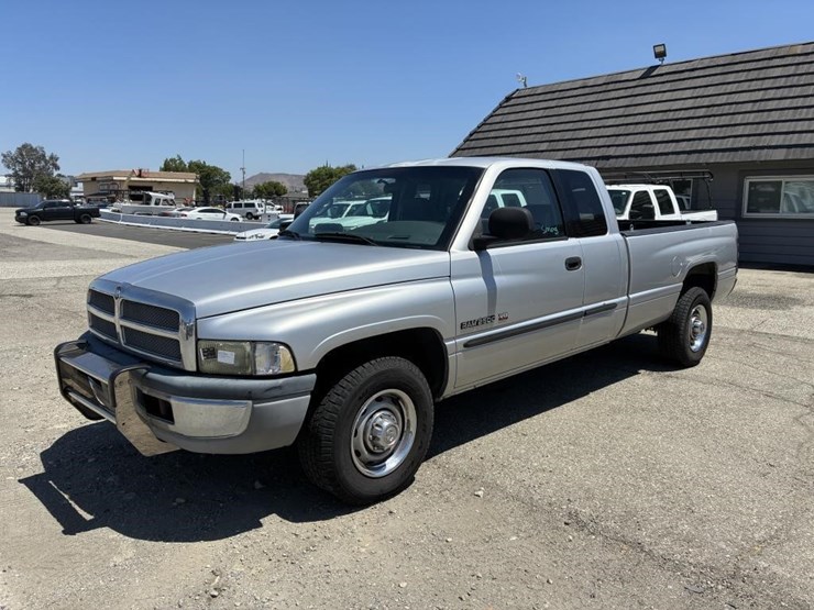2001-dodge-2500-image-1