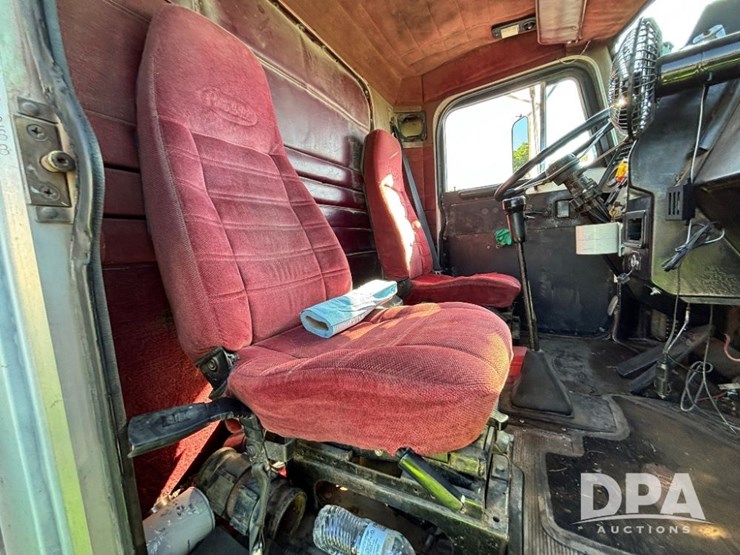 1987-peterbilt-377-image-65