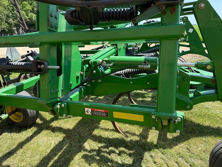 2011-john-deere-2410-image-22