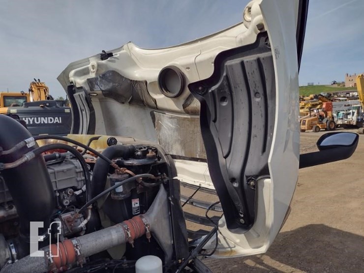 2018-freightliner-cascadia-126-image-19