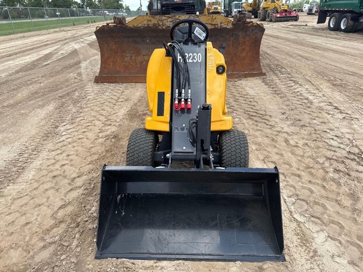 2024-agt-industrial-hr-230-3-wheel-loader-image-3