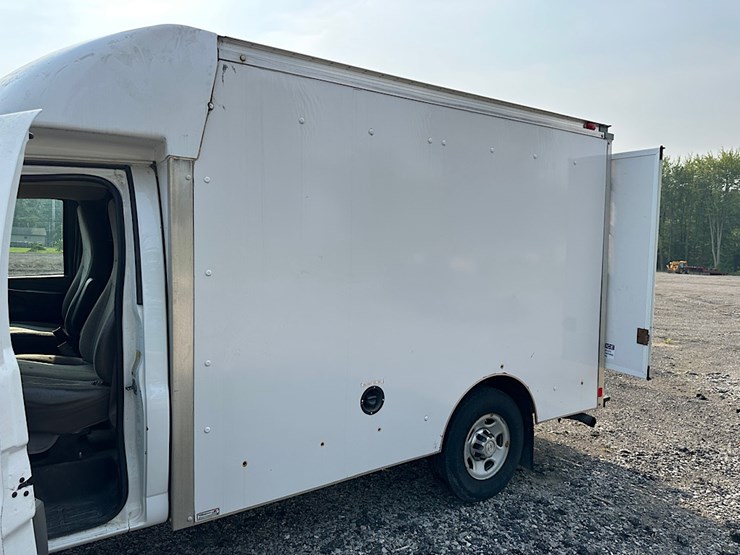 2015-chevrolet-express-box-van-image-21