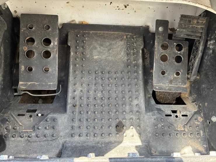 2019-bobcat-t740-image-14