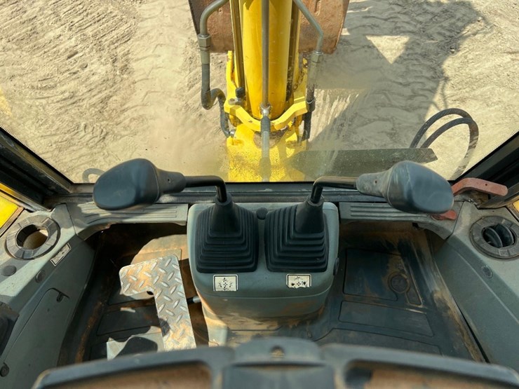 new-holland-lb75b-image-41