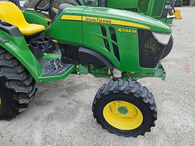 2021-john-deere-4044m-image-16