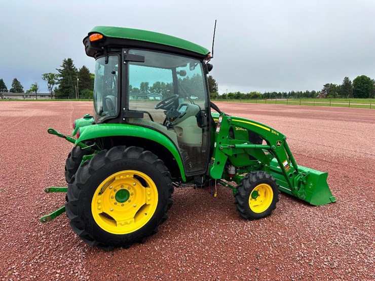 2022-john-deere-3046r-image-4