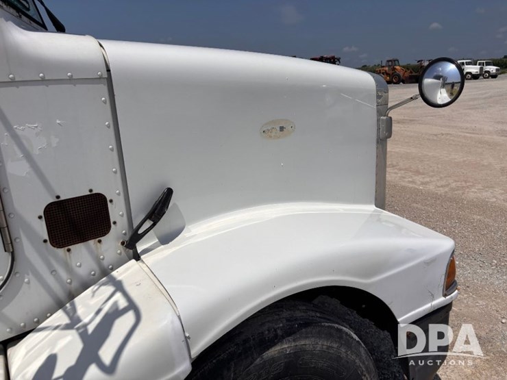 1996-peterbilt-377-image-51