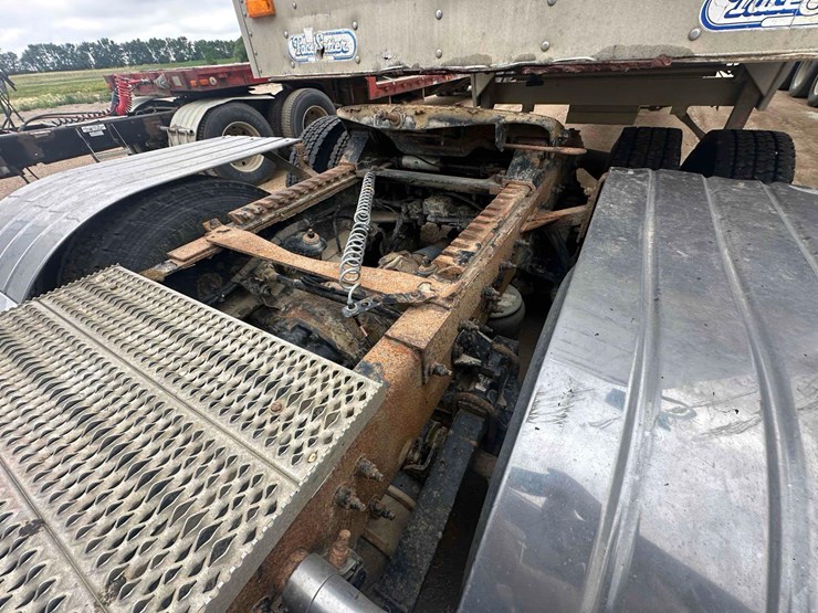 peterbilt-388-image-7