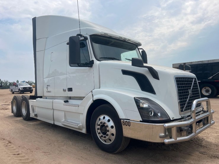 2012-volvo-dbl-sleeper-road-tractor-image-6