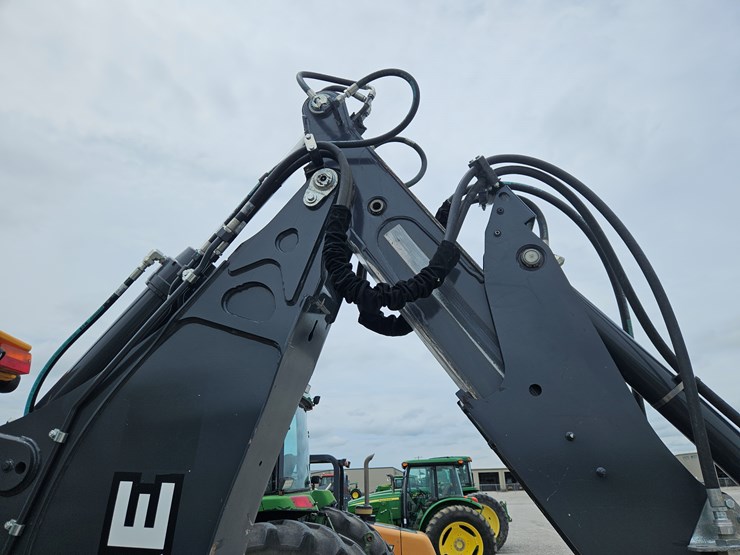 2018-deere-310l-image-16