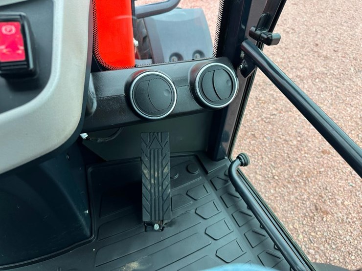 2021-kubota-r640-image-56