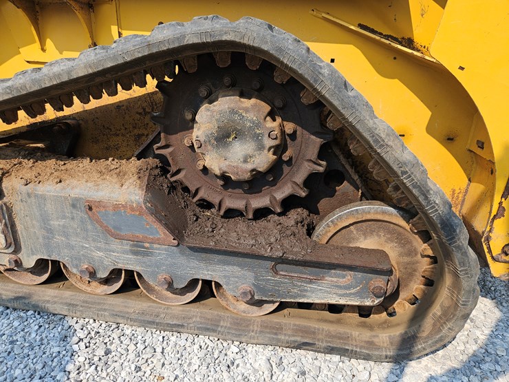 2020-deere-317g-image-15