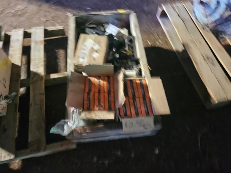 #2591-•-pallet-valves,-batteries,-misc-image-5