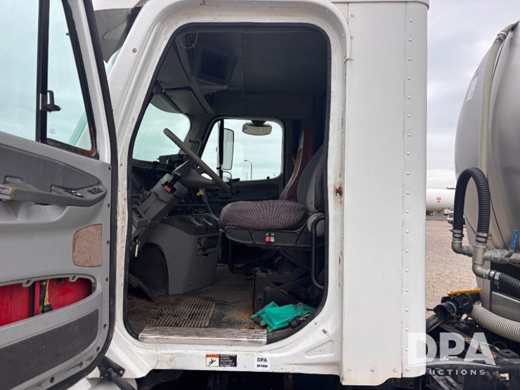 2006-freightliner-columbia-truck-(gp11008,-unit-414)-image-56