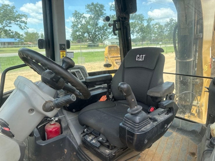 2019-caterpillar-440-image-26