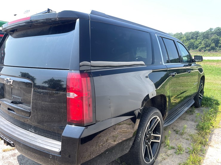 2015-chevrolet-suburban-image-4