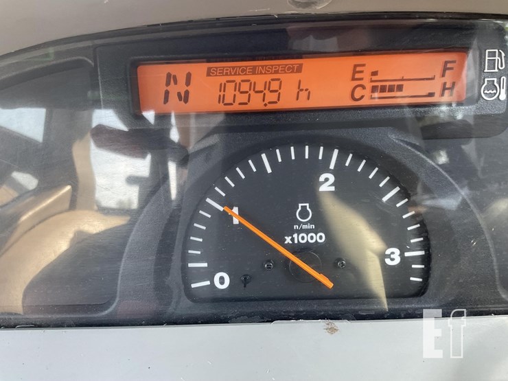 2010-kubota-l5740-image-17