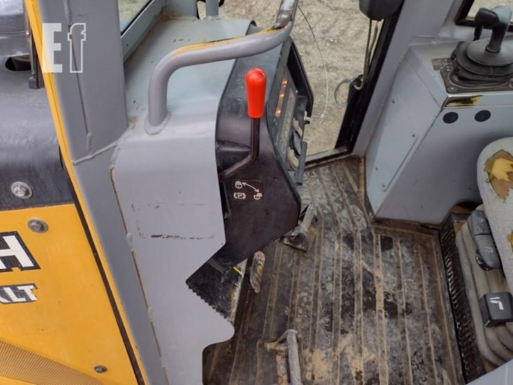 2004-deere-650h-xlt-image-13