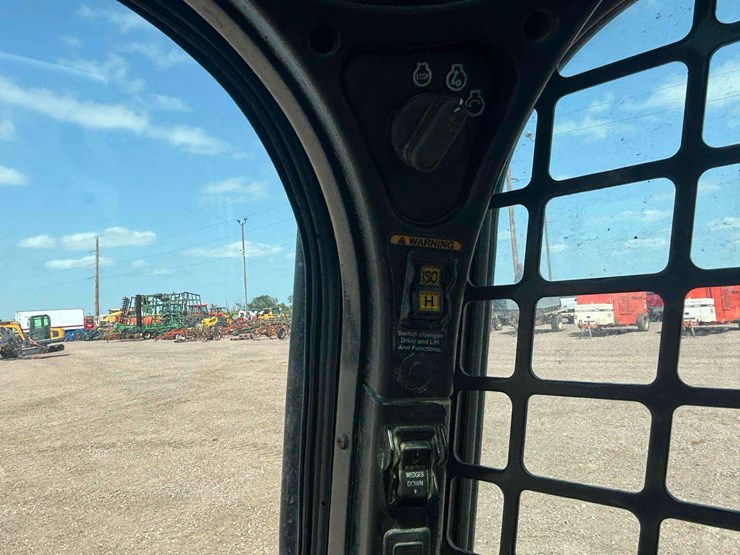 2017-bobcat-t750-image-28