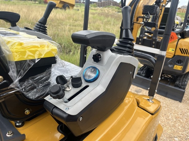 cfg-qk18r-mini-excavator-image-7