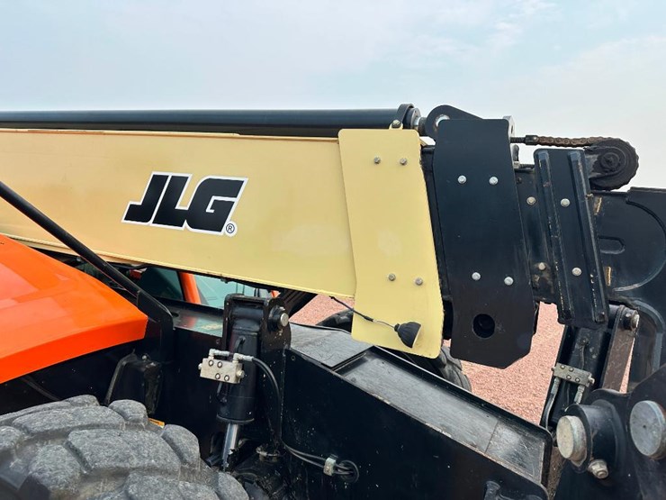 2016-jlg-1055-image-34