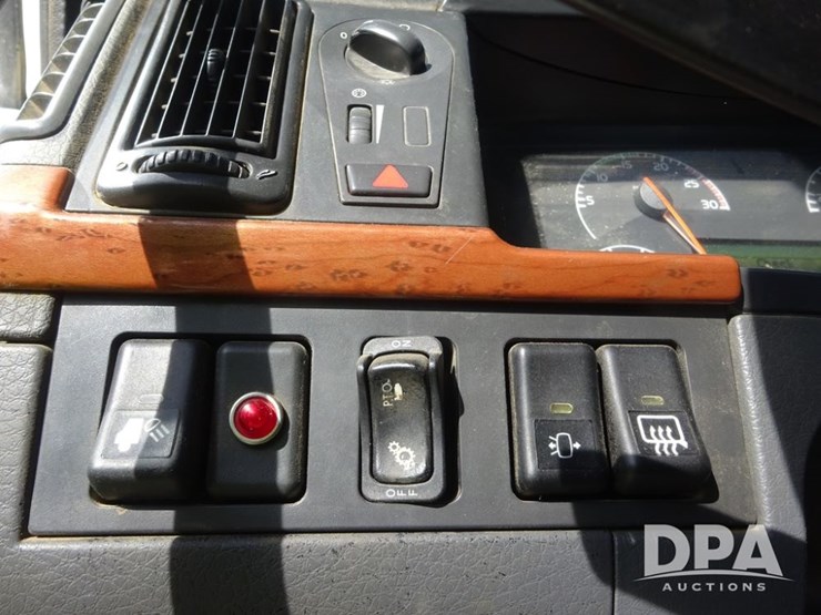 2005-volvo-10-image-80