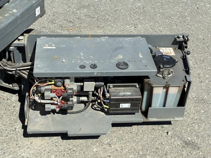 2018-sky-jack-sj111-3219-scissor-lift-image-10