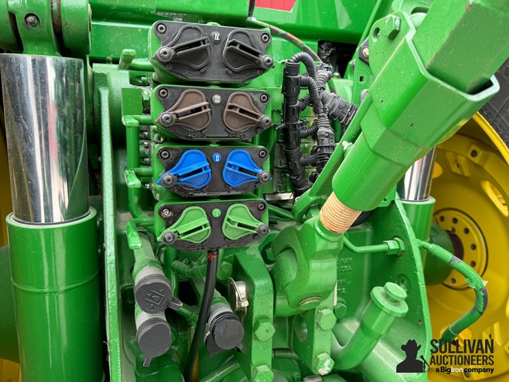 2011-john-deere-8235r-image-16