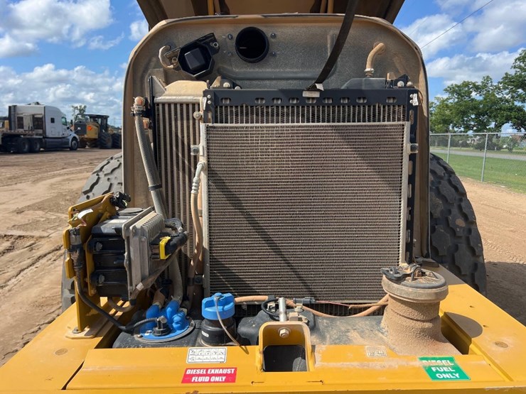 2022-caterpillar-cs54b-image-18