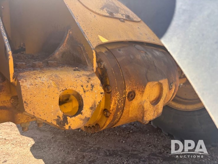 2015-deere-624k-image-45