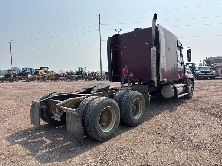 2001-freightliner-truck-tractor-image-3