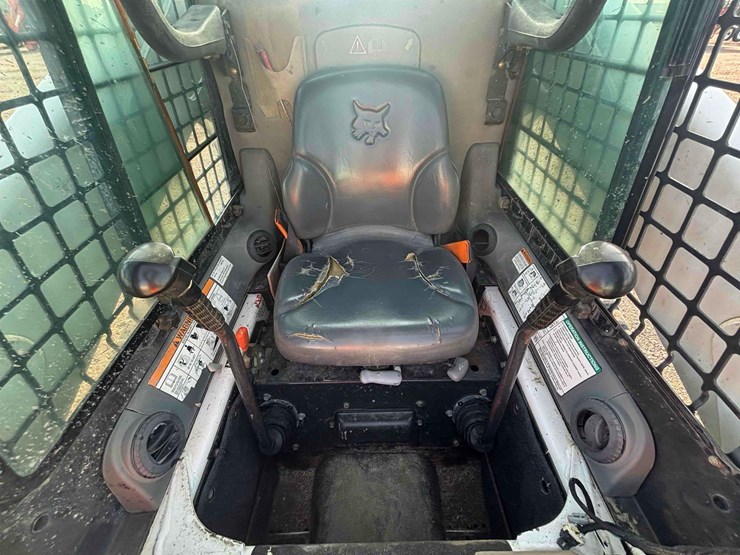 2008-bobcat-t320-image-14