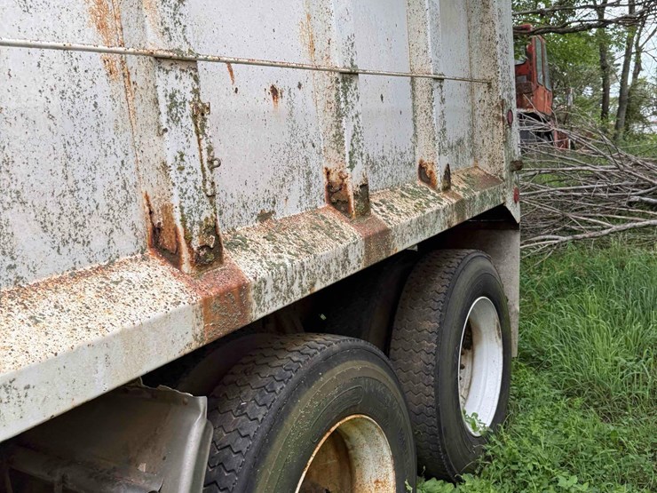 1987-peterbilt-359-image-18