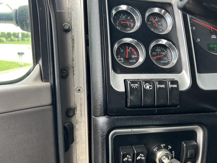 2019-kenworth-t800-image-8
