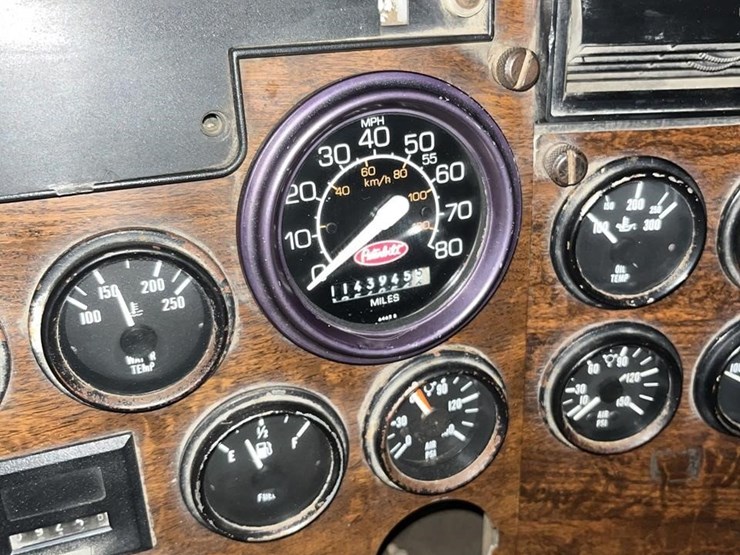 1995-peterbilt-379-image-13