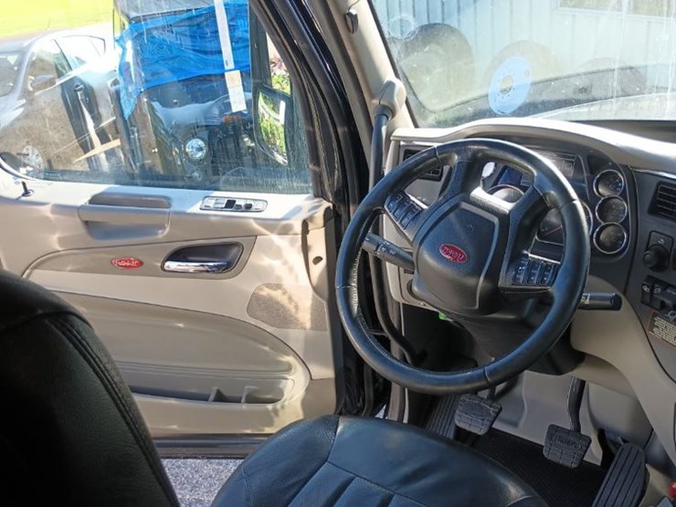 2020-peterbilt-567-image-21