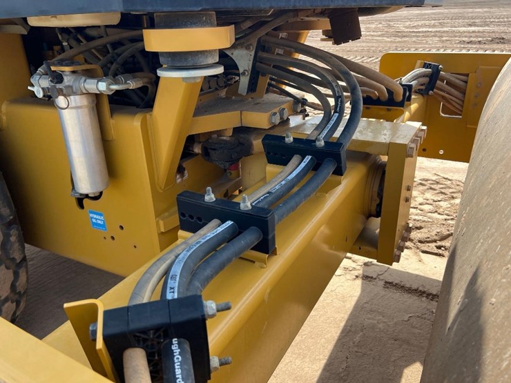 2022-caterpillar-cs54b-image-22