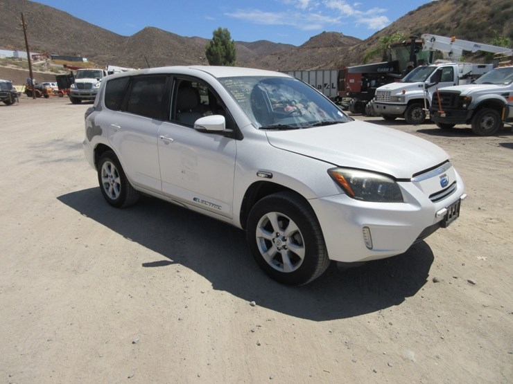 2014-toyota-rav4-image-4