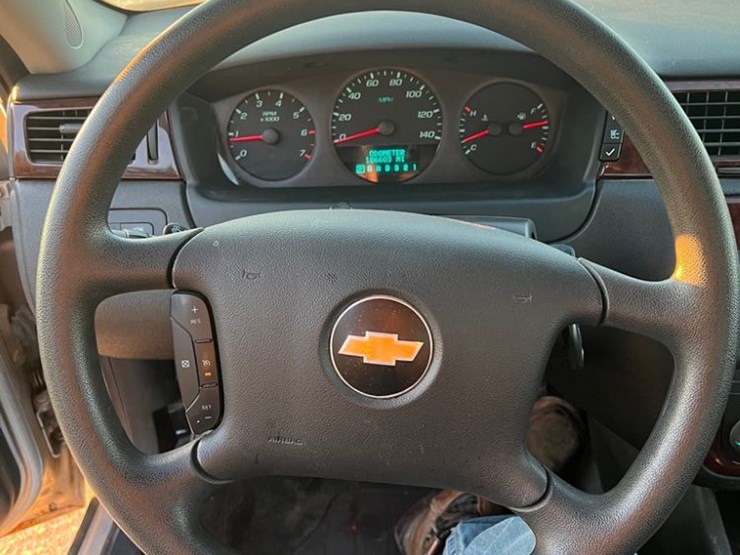 2011-chevrolet-impala-sedan-(np6086)-image-14